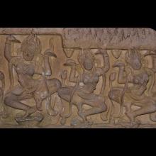 Bas-relief figurant cinq apsara